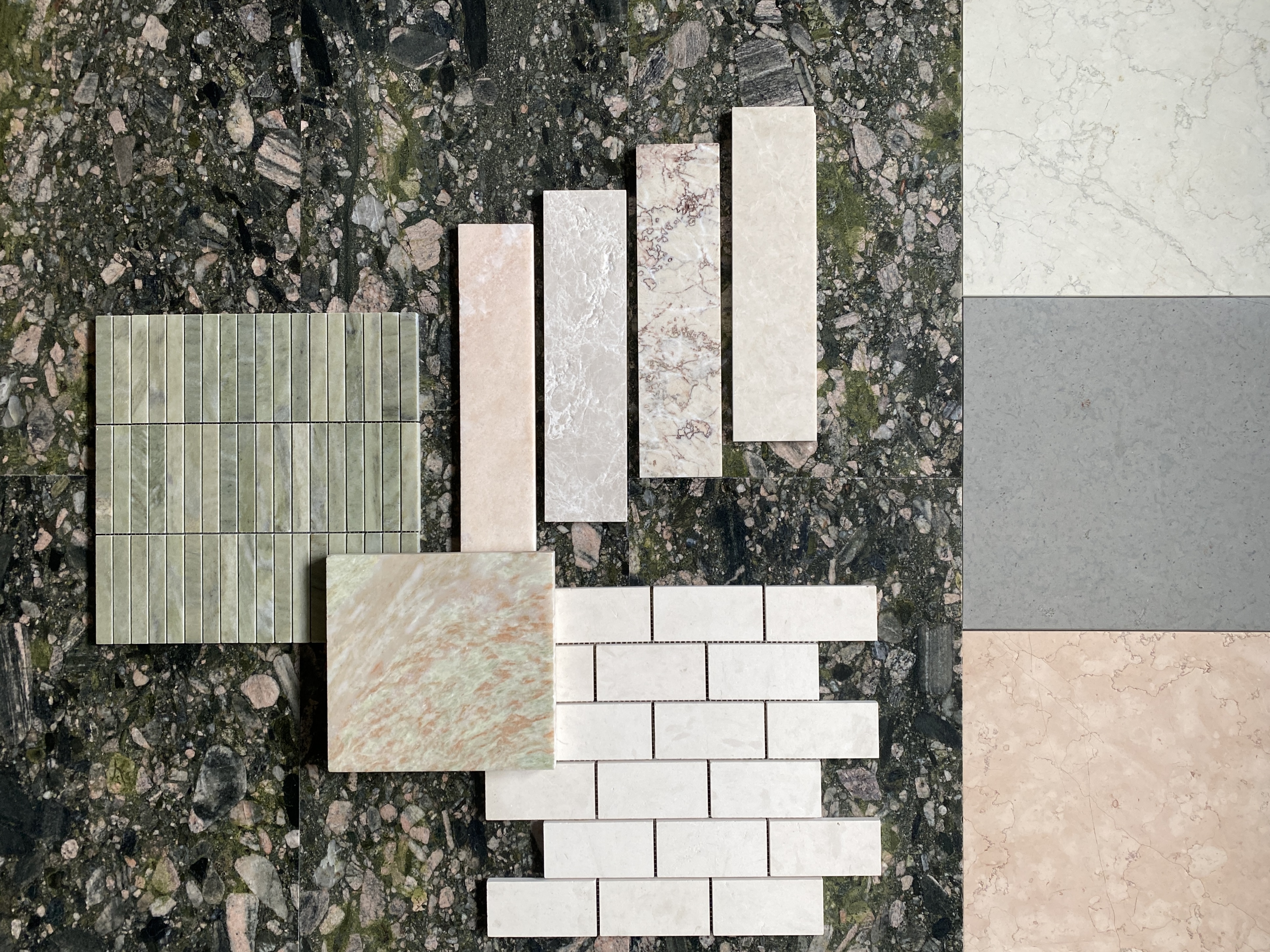 zielone i różowe płytki marmurow